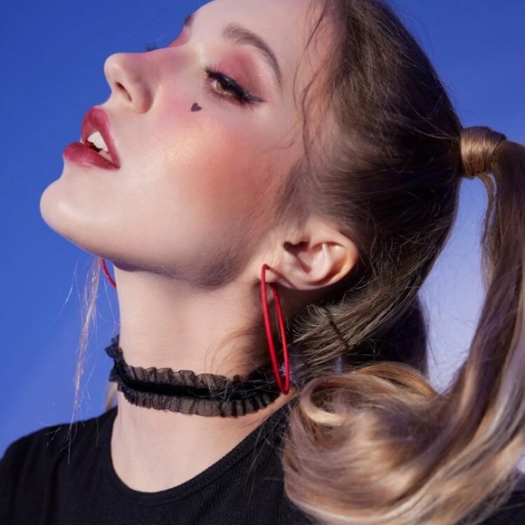 ๐ Lovely ruffle mesh hem lace delicate choker! ๐ - Picture 1 of 8